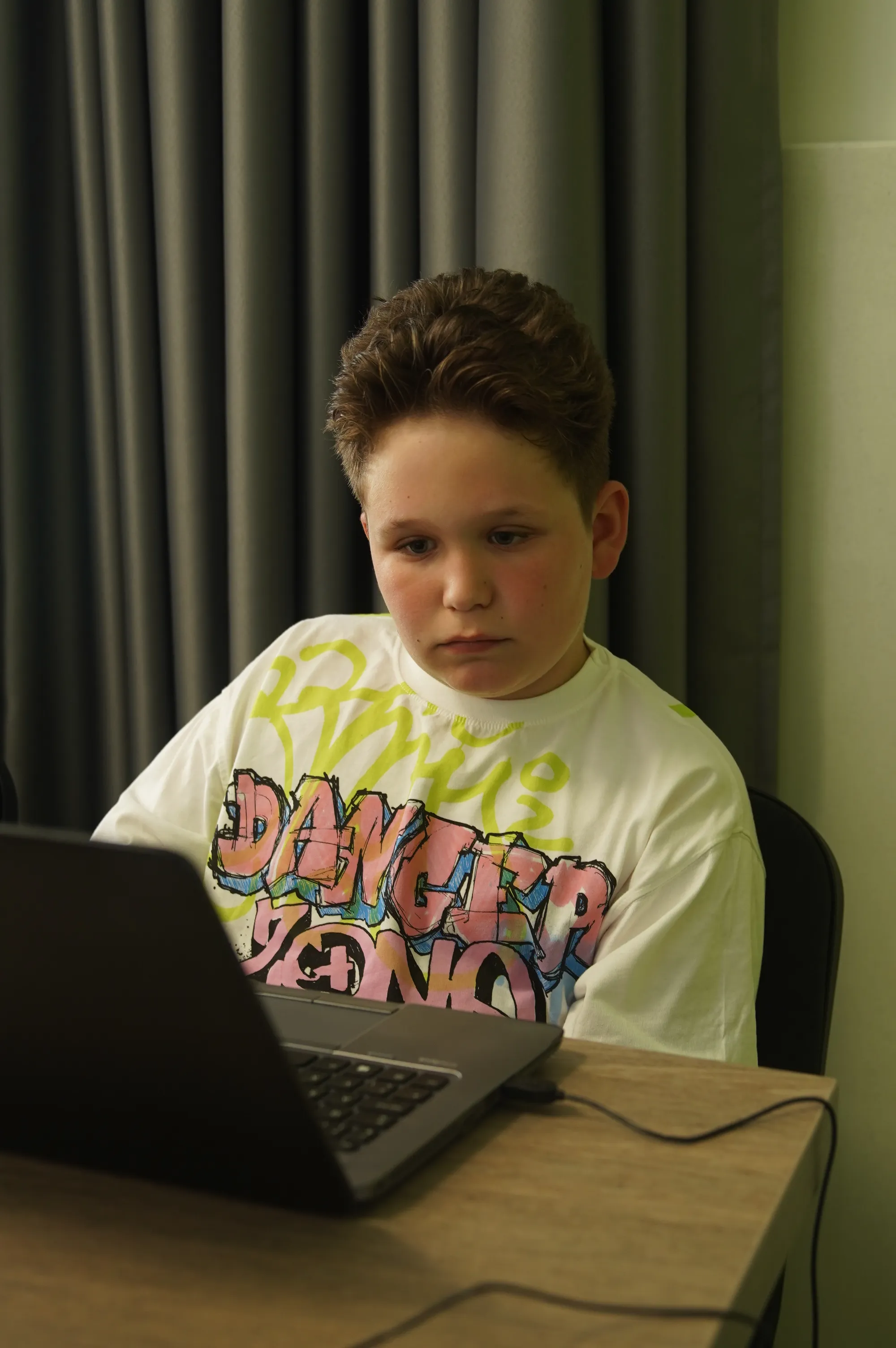 Dijete uči programiranje uz osmijeh