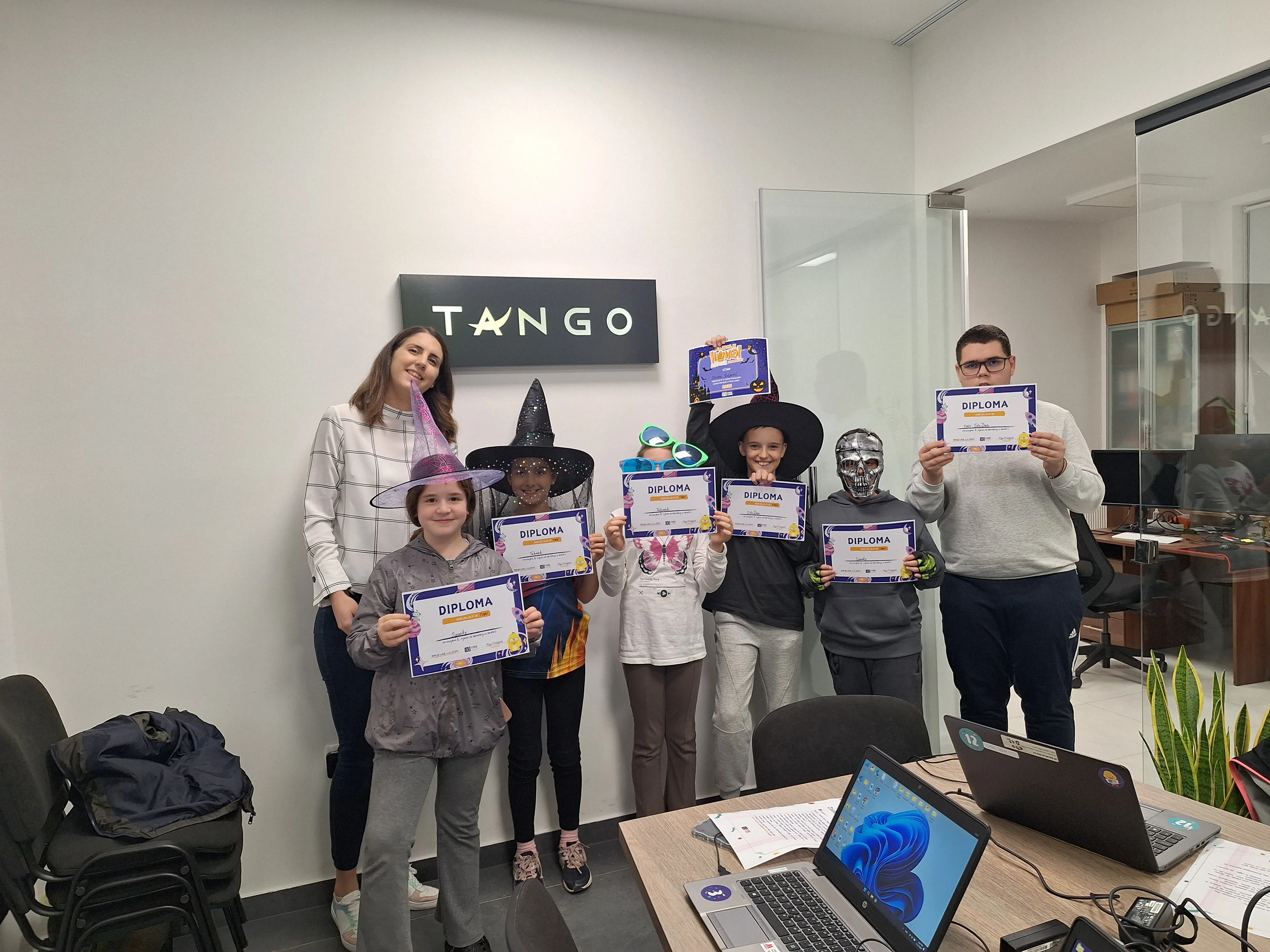 Predavač radi s djetetom